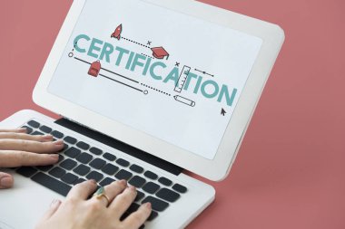 Dizüstü bilgisayarda yazan kadın klavyesi