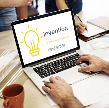 Masada dizüstü bilgisayar kullanan adam