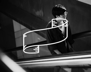 yürüyen merdiven üzerinde Asya adam