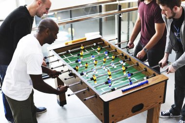 Masa futbolu oynayan insanlar