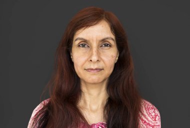 Ciddi Kızılderili kadın 