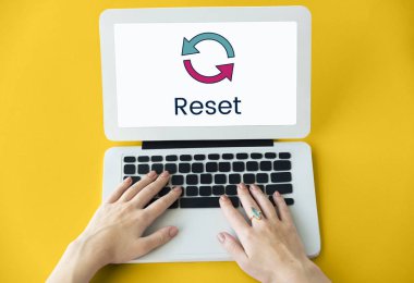 Dizüstü bilgisayarda yazan kadın klavyesi