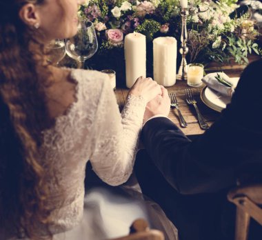 İnsanlar düğün masada kutlamak 