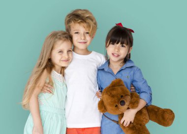 Çocuklar birlikte sarılma