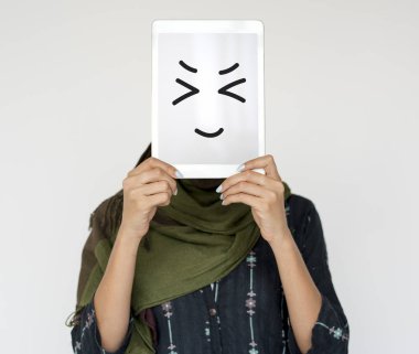 Dijital tablet tutan kadın 