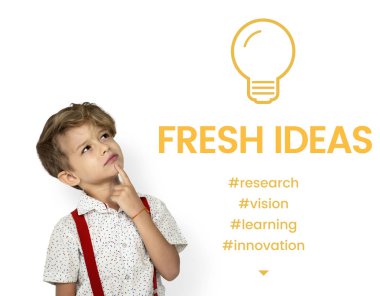 Küçük çocuk Studio düşünceli