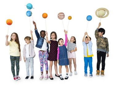 Güneş sistemi gezegenler tutan çocuk