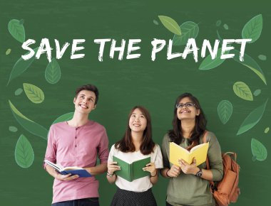 Kitaplar çok kültürlü öğrencilerle gülümseyen