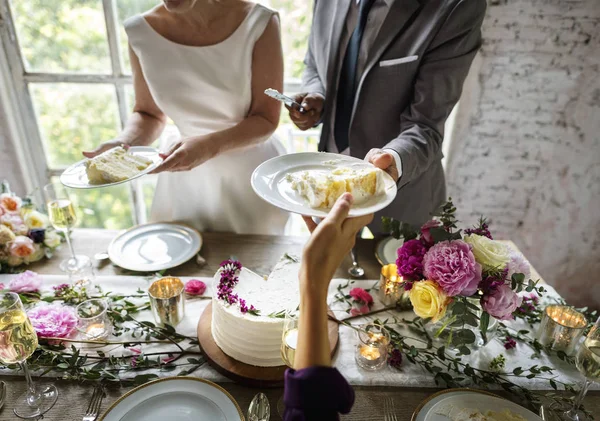 Damat ve gelin kesme kek