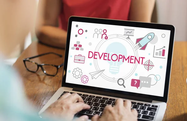 dizüstü bilgisayarda klavyede yazan adam