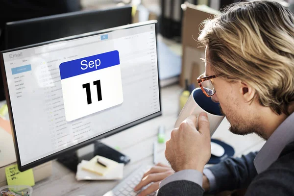 Man working on computer — Stock Photo, Image