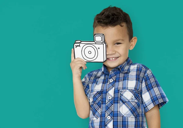 Niño sosteniendo cámara de papel — Foto de Stock