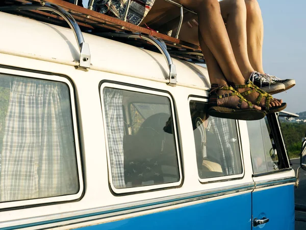 Van çatıda oturan kadın 