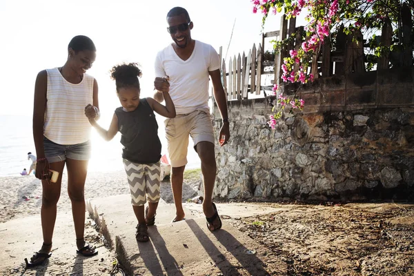 Familie geht in Strandnähe spazieren — Stockfoto