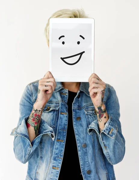 Person som täcker ansiktet med digital tablett — Stockfoto