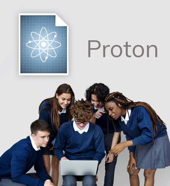 Öğrenciler usging dizüstü bilgisayar