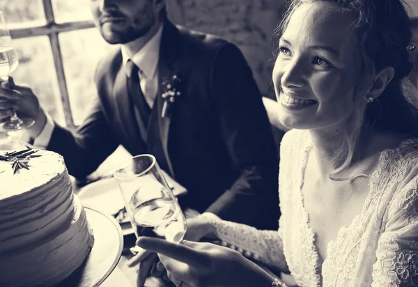 Les gens qui mangent au restaurant — Photo