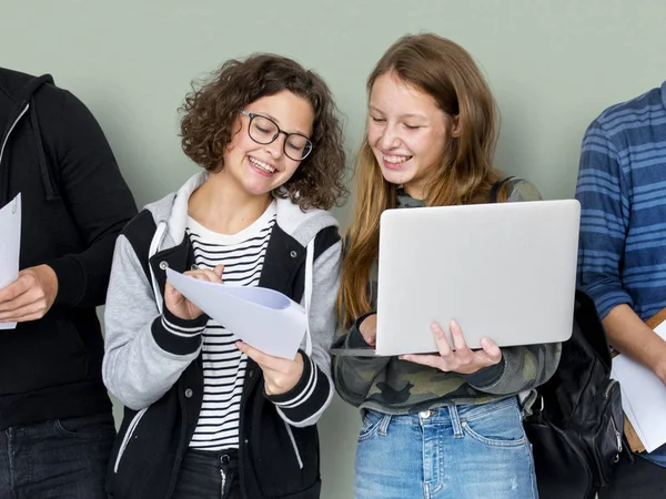 Elever som använder digitala enheter — Stockfoto