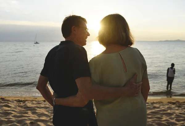 Pareja abrazándose en la playa —  Fotos de Stock