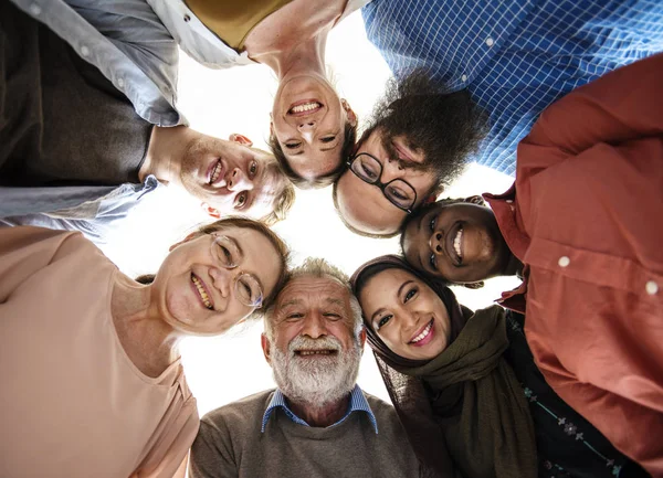 Persone in piedi in cerchio — Foto Stock