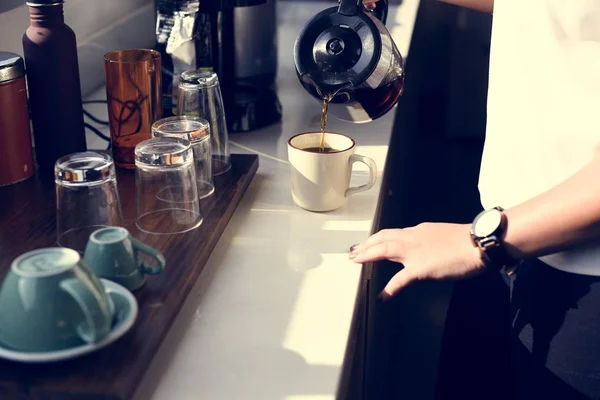 Person, die morgens Kaffee kocht — Stockfoto