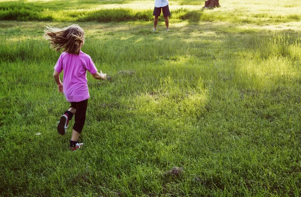 Familie hebben plezier in het park — Stockfoto