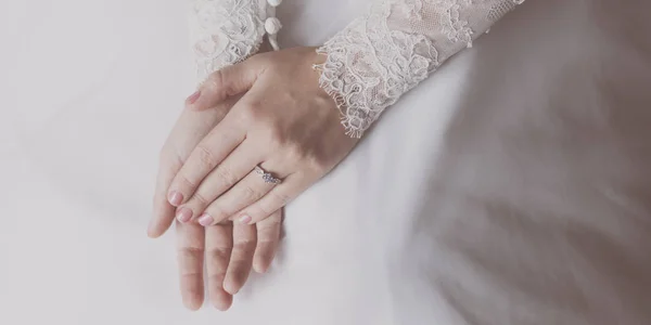 Novia y novio mostrando anillos — Foto de Stock