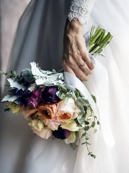 Νύφη κρατώντας την ανθοδέσμη λουλουδιών — Φωτογραφία Αρχείου