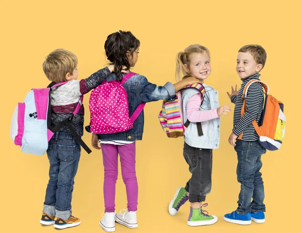 Crianças da escola com mochilas — Fotografia de Stock