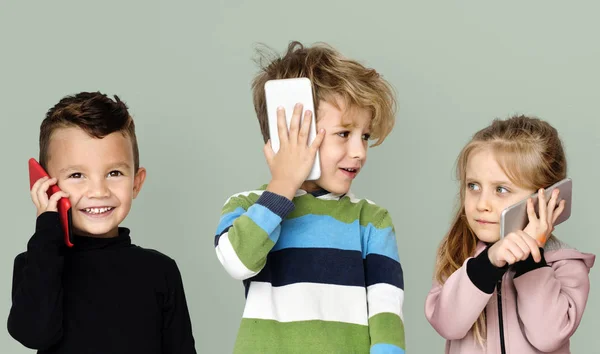 Crianças falando em telefones celulares — Fotografia de Stock