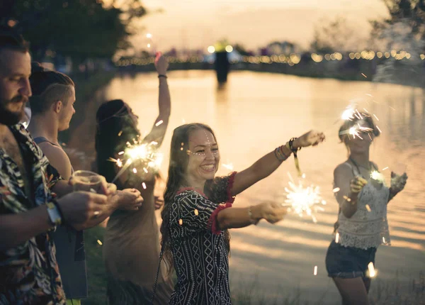 Menschen genießen Wunderkerzen — Stockfoto