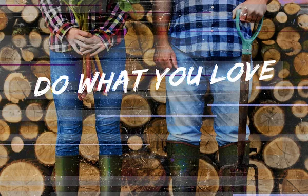Agricultores em jeans e botas com lenha — Fotografia de Stock