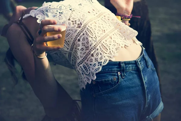 妇女与啤酒享受节日 — 图库照片