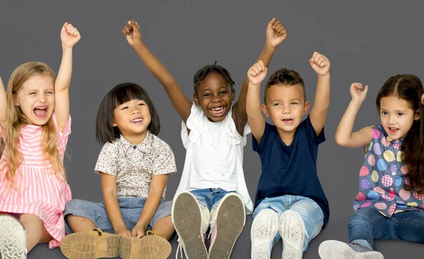 Kinderen zitten samen op vloer — Stockfoto