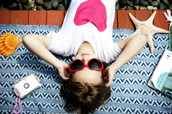 güneş gözlüğü takan genç kız