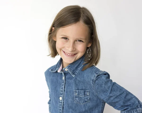 Carino bambina con i capelli corti — Foto Stock