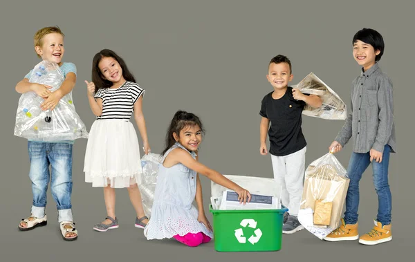 廃棄物のリサイクルのための子どもたち — ストック写真