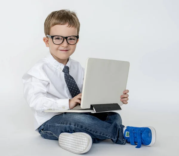 Αγόρι που χρησιμοποιούν φορητό υπολογιστή στο studio — Φωτογραφία Αρχείου