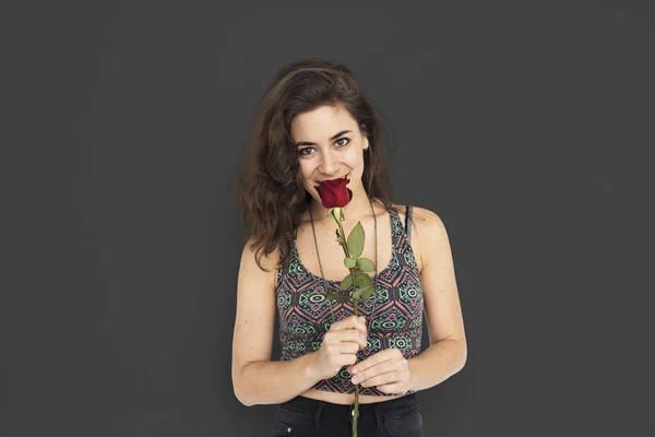 Mujer sosteniendo rosa roja — Foto de Stock