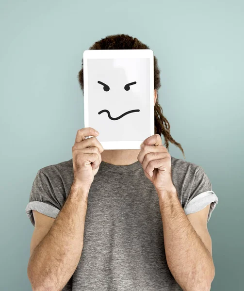 Dijital tablet kapsayan yüz tutan adam