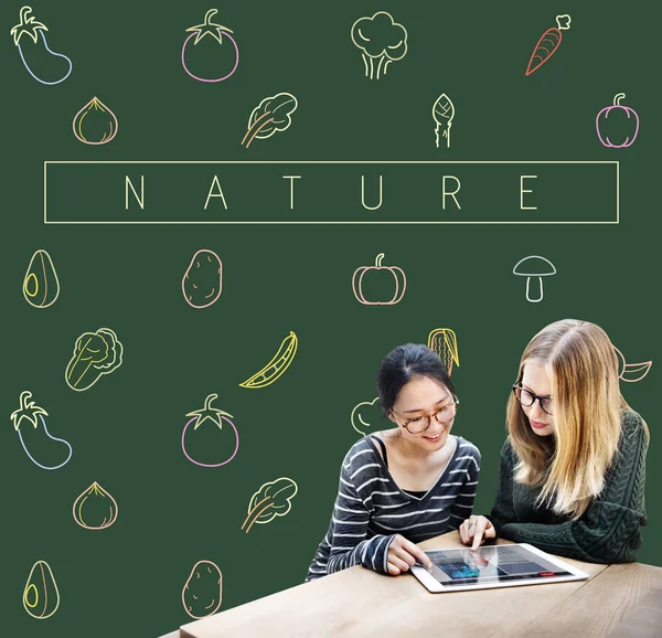 Dijital aygıt kullanarak kızlar 