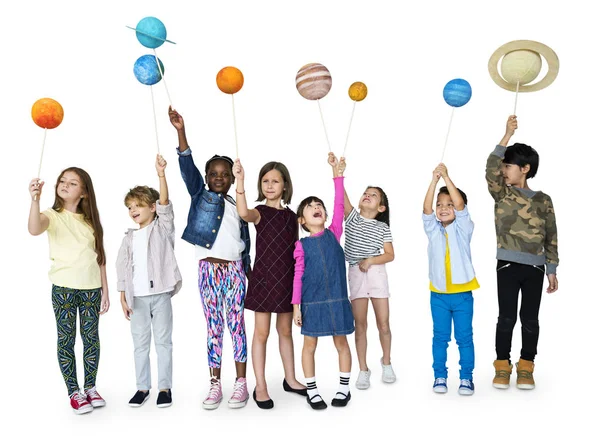 Güneş sistemi gezegenler tutan çocuk