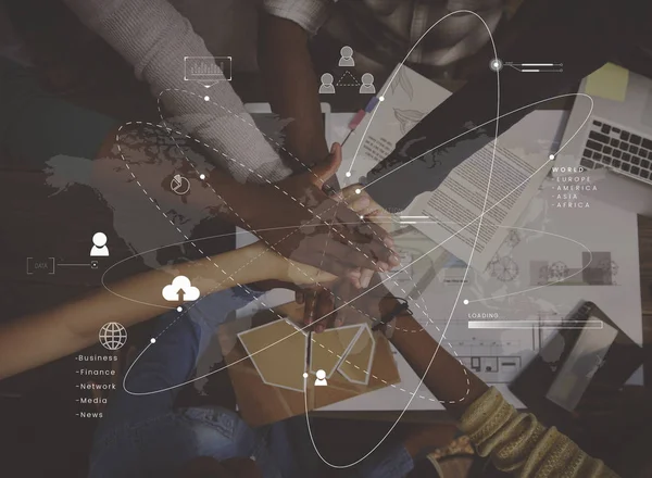 İnsanlar birlikte elele