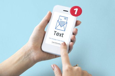 Akıllı telefon kullanan kişi.