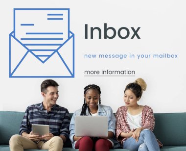 Arkadaşlar dijital cihazlar kullanarak 