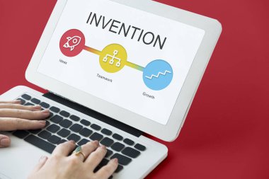 Dizüstü bilgisayarda yazan kadın klavyesi