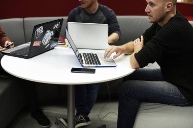 dizüstü dizüstü bilgisayarlar kullanan kişiler