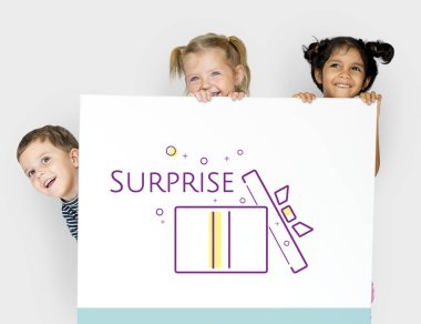 Çocuk afişini saklanıyor