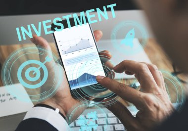 Cep telefonu kullanan iş adamı