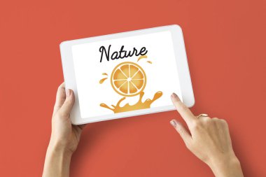 kişi holding dijital tablet